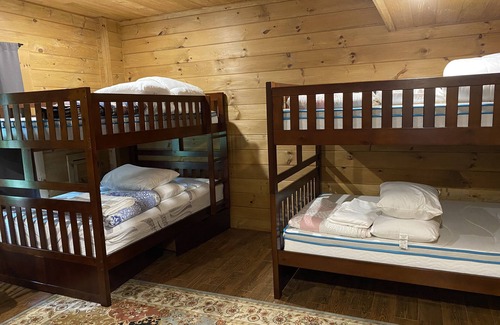 Peaks Cabin | Secluded Mountain Top Cabin with Game Room in Bedford