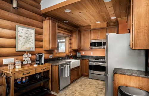 Rileyville House | Secluded Mtn Cabin, Hot Tub, Fire Pit, Stargazing, Surrounded by National Park!