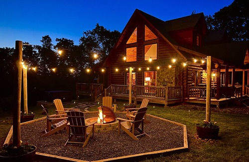 Rileyville House | Secluded Mtn Cabin, Hot Tub, Fire Pit, Stargazing, Surrounded by National Park!