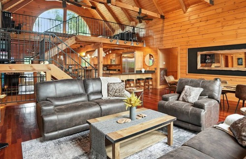 Ashland City Cabin | Secluded Nashville Luxury Lodge