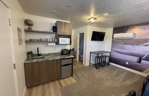 Jensen Cabin | Secluded North Lodge Sleeps 40 Clubhouse, Reunions, Dinosaur Quarry nearby