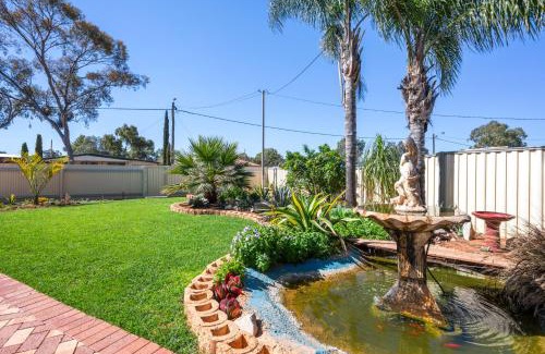 South Kalgoorlie House | Secluded oasis & inground pool