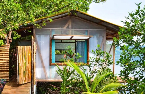 Tierra Oscura Cabin | Secluded Coconut Cabin, bioluminescence and coral!