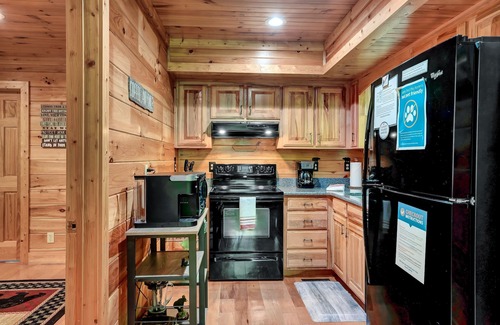 Wears Valley Cabin | 🌞SECLUDED PARADISE🌞 New HOT TUB! Close to GSM/PF/GB🌲