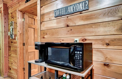 Wears Valley Cabin | 🌞SECLUDED PARADISE🌞 New HOT TUB! Close to GSM/PF/GB🌲