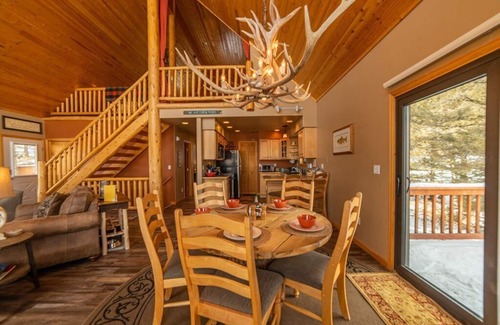 Fairplay Cabin | Secluded Pet-Friendly Getaway, less than 35 miles to Breck, Fast Wifi, spacious - A Reel Good Time