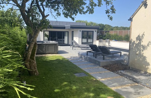 Cuddesdon House | Secluded Pool House with private pool and hot tub.