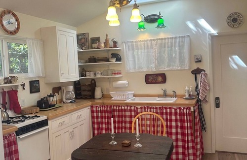 Ojai House | Secluded, private one bedroom house in Ojai Arbolada neighborhood, walk to town