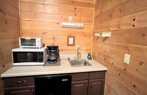 Big Bear Lake Cabin | Secluded, Quiet 2bd Suite w/Tub - Bear Manor #16