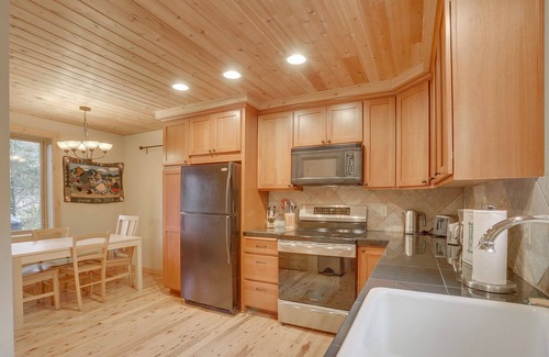 Rhododendron Cabin | Secluded River Breeze Chalet, Hot Tub, Deck, BBQ, Woodstove, Dog-Friendly