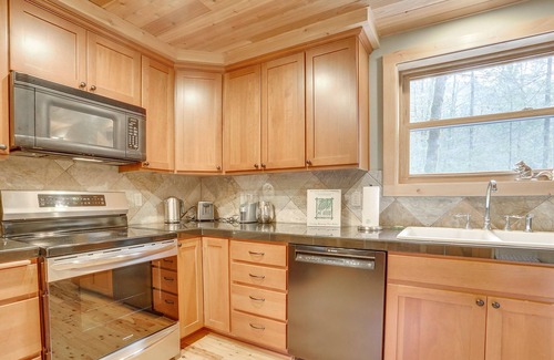 Rhododendron Cabin | Secluded River Breeze Chalet, Hot Tub, Deck, BBQ, Woodstove, Dog-Friendly