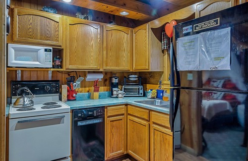 Gatlinburg - Pigeon Forge Cabin | Secluded Romance, Hot Tub, Fireplace, Jacuzzi, Honeymoons