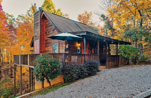 Gatlinburg - Pigeon Forge Cabin | Secluded Romance, Hot Tub, Fireplace, Jacuzzi, Honeymoons