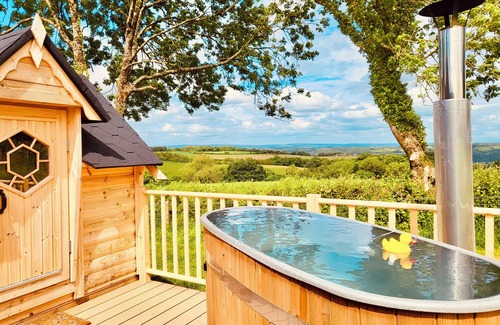 High Bickington Cabin | Secluded Romantic Cabin with Stunning Exmoor Views and Private Hot Tub