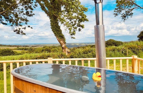 High Bickington Cabin | Secluded Romantic Cabin with Stunning Exmoor Views and Private Hot Tub