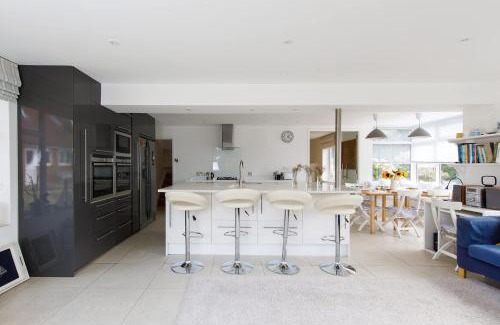Birdham House | Secluded rural retreat close to beach - sleeps 12