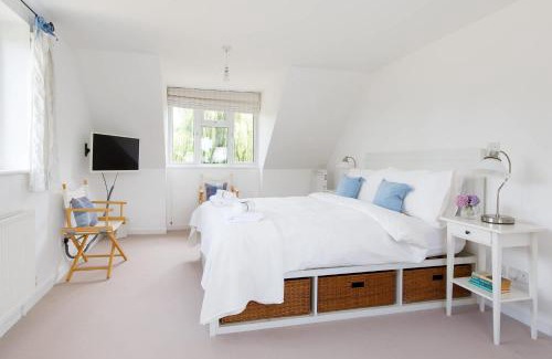 Birdham House | Secluded rural retreat close to beach - sleeps 12