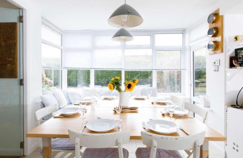 Birdham House | Secluded rural retreat close to beach - sleeps 12