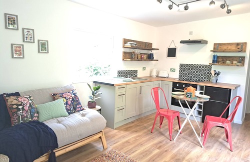 Christchurch Cabin | Secluded Sanctuary of Peace in the Trees -Glorious Cabin on Wildlife Reserve