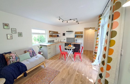 Christchurch Cabin | Secluded Sanctuary of Peace in the Trees -Glorious Cabin on Wildlife Reserve