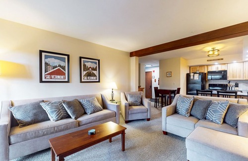 Mendon Condo | Secluded ski condo near Killington with fast WiFi, shared outdoor pool, & tennis