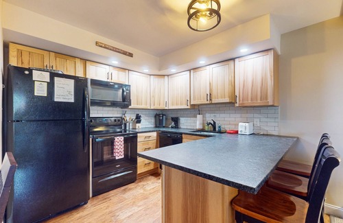 Mendon Condo | Secluded ski condo near Killington with fast WiFi, shared outdoor pool, & tennis