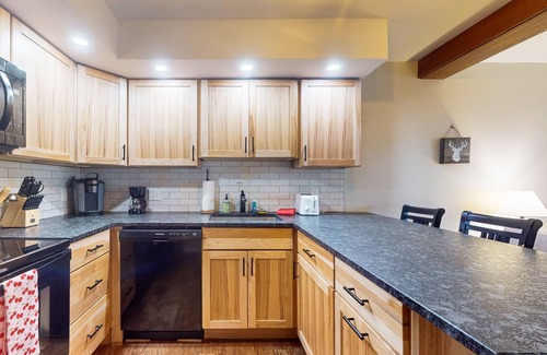 Mendon Condo | Secluded ski condo near Killington with fast WiFi, shared outdoor pool, & tennis