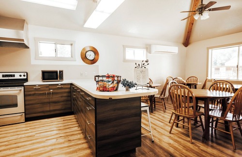 Jensen House | Secluded South Getaway Sleeps 43+ Clubhouse, Reunions, Dinosaur Quarry nearby