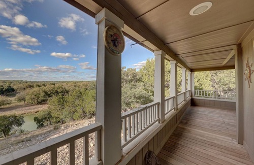 Telegraph House | Secluded & Spacious River Retreat With A View