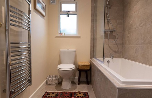 New Forest District Cabin | Secluded Stables With Parking in Grounds of Home in the Heart of the new Forest