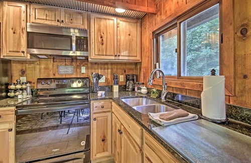Hood Cabin | Secluded Stanardsville Cabin w/10 Acres & Hot Tub