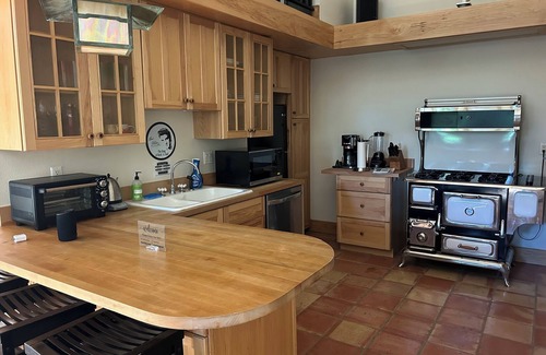 Iowa City Apartment | Secluded studio getaway- only 4 miles from Downtown Iowa City