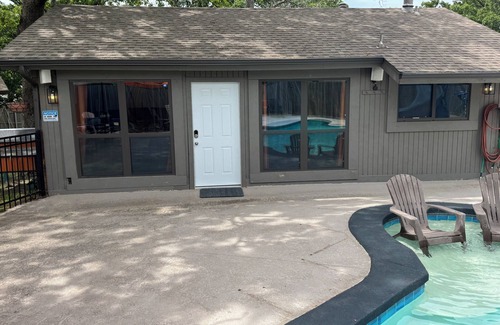 South Tulsa House | Secluded Studio-Style 1-Bed/1-Bath Poolhouse in Southern Hills/Tulsa