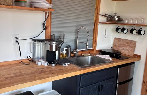 Paige Cabin | Secluded Tiny Home, firepit stargaze hike pond