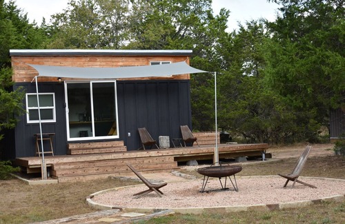 Paige Cabin | Secluded Tiny Home, firepit stargaze hike pond