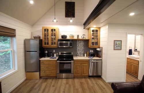 Branson Cabin | Secluded Treehouse in the Woods 10 minutes to Landing & SDC!