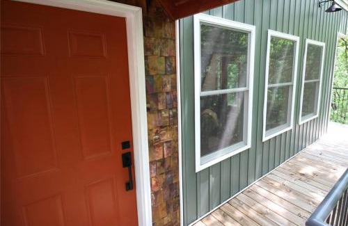 Branson House | Secluded Treehouse in the Woods - Tree Hugger Hideaway