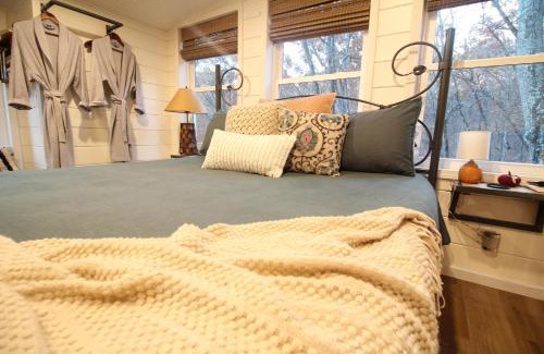 Branson House | Secluded Treehouse in the Woods - Tree Hugger Hideaway