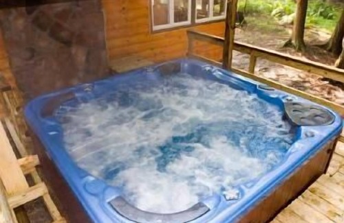 Kunkletown Cabin | Secluded vacation Cabin with Hot tub and a real fireplace