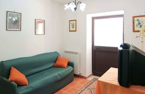 Bianchi Villa | Secluded Villa in Parenti with Garden