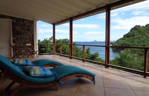 St. Patrick House | Secluded villa overlooking black sand beach