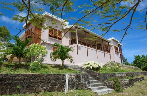 St. Patrick House | Secluded villa overlooking black sand beach