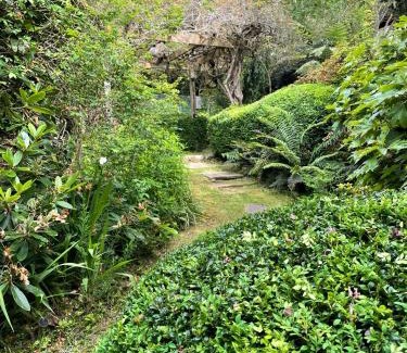 Mount Dandenong Villa | Secluded Villa with Lush Gardens, Spa and Fireplace