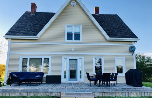Meadowbank House | Secluded waterview farmhouse near city + beaches