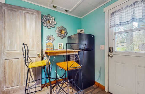 Freeland Cottage | Secluded Whidbey Island cottage with woodland views, firepit & kitchenette