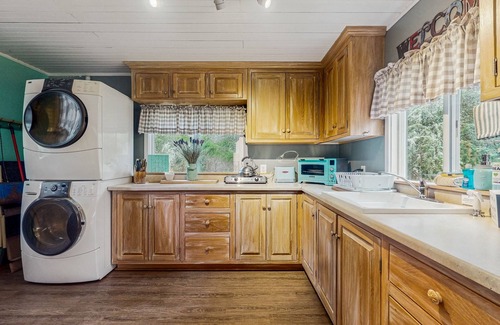 Freeland Cottage | Secluded Whidbey Island cottage with woodland views, firepit & kitchenette
