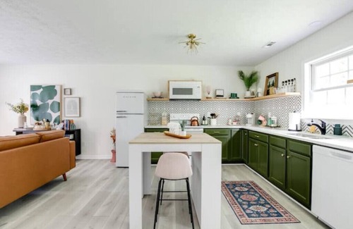 Ampthill House | Secluded with a pond in a Nat’l Park, 20 minutes from Downtown Richmond, VA