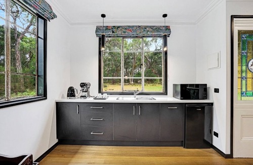 Balnarring House | Seclusion, Tram, Native Bush, Wineries, Beaches, Melbourne Icon, Village nearby