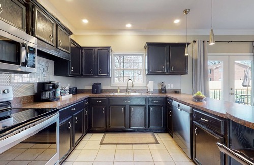 Hillview Apartment | second floor 1 bedroom + office W/D & easy parking