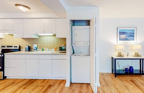 Livingston Condo | Second-floor condo with full kitchen, washer/dryer, central AC, & boat slip use